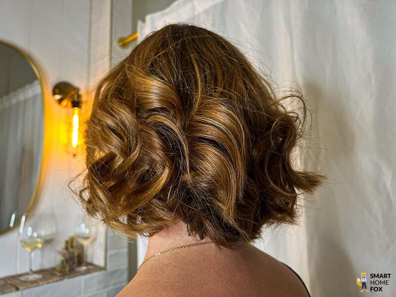 Man sieht die Locken, die mit dem Dyson Corrale gestylt wurden.